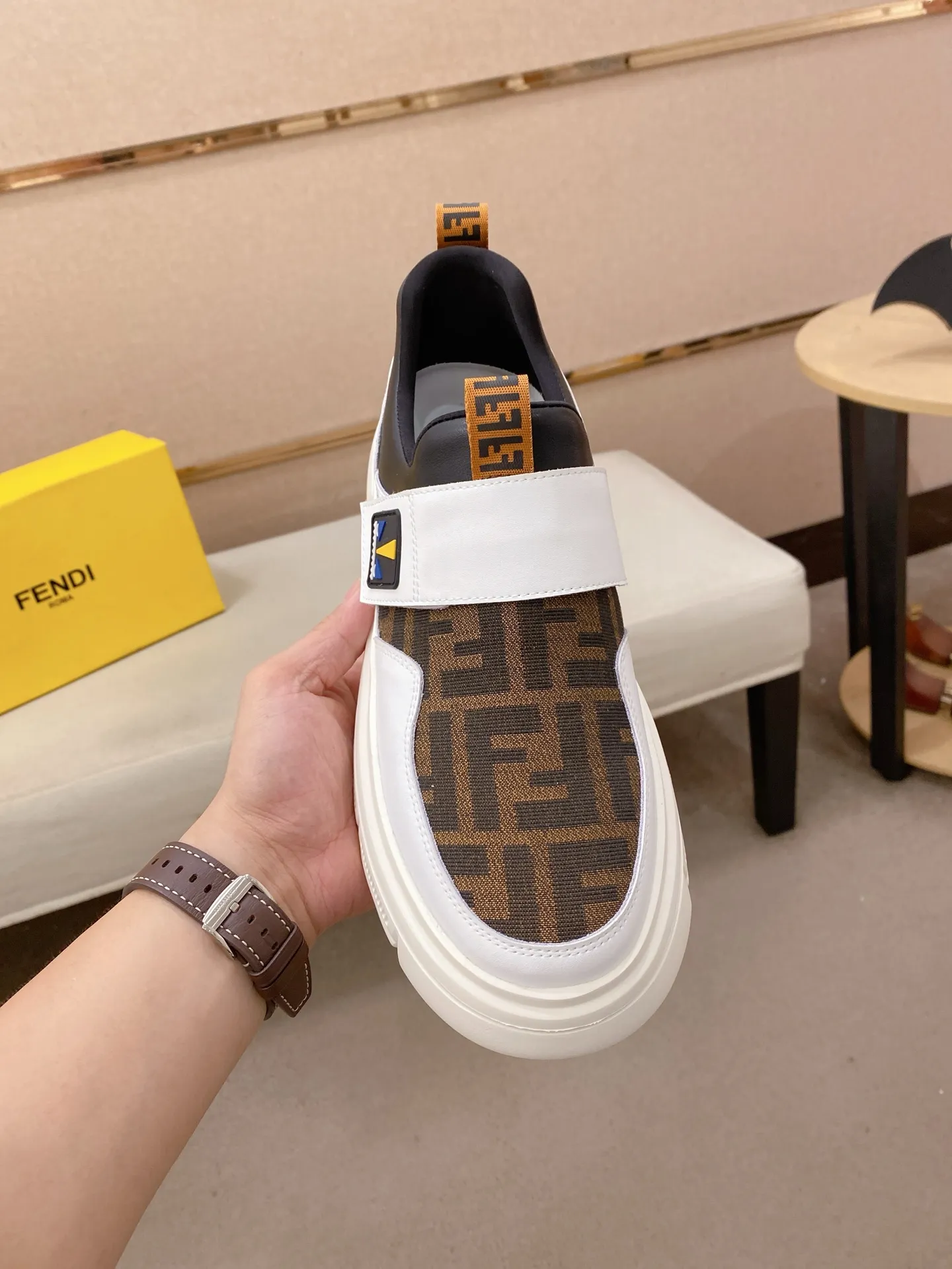Men's shoes 💰 400💰 (fendi) New style 👊🏻 upper 🇮🇹 imported cowhide fabric 🇩🇪 lining imported sheepskin lining. The original outsole is molded to highlight the identity of every man, and the upper foot is elegant and stable🚶🏻🚶🏻The high-end custom counters reproduce the original version📯No matter the wind or rain, the shoe last remains unchanged and can withstand the verification of time🔍️,🔵 Size: 38-44